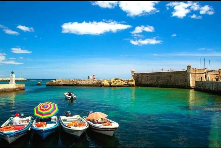 Embarque dos barcos das grutas